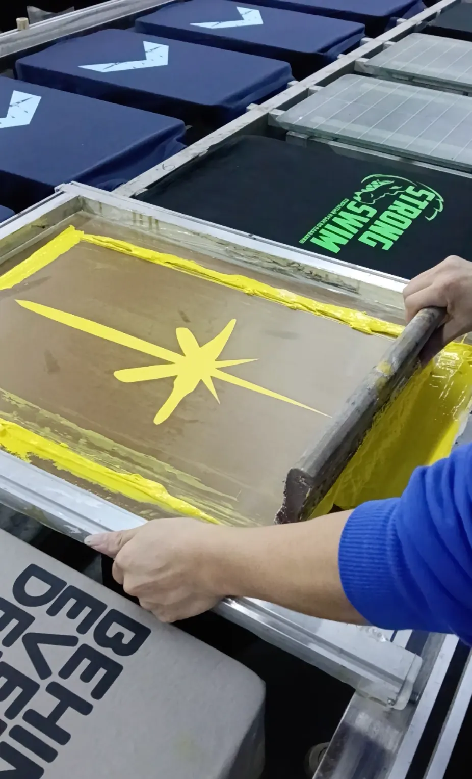 Screen printing setup matched to the garment and ink direction